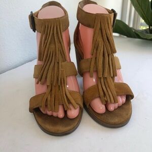 SOLE/SOCIETY DELILAH block hill honey gold suede 7